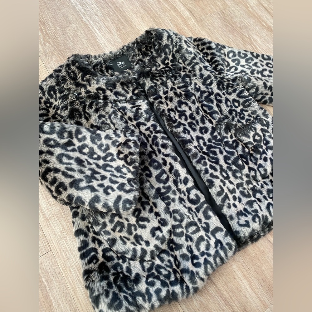 Soft Elegant Leopard Faux Fur Jacket with 3/4 Flare Sleeves